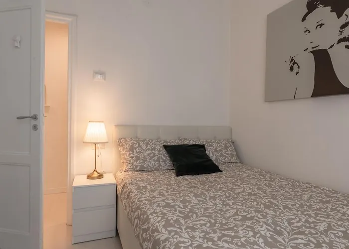Gallery Art Apartment In San Frediano Florence, Italy